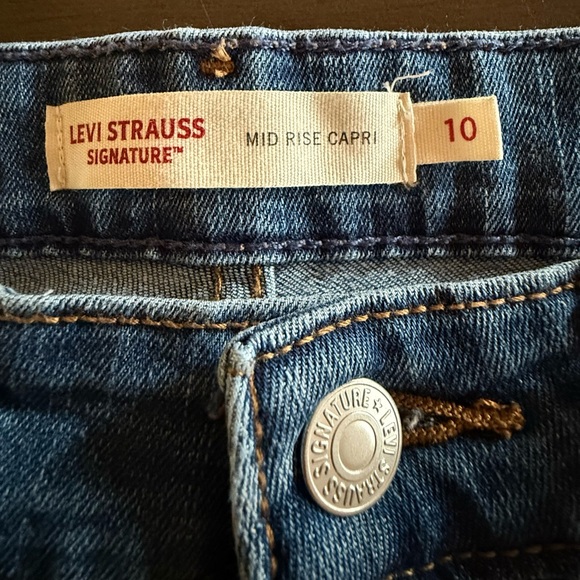 Levi Strauss Signiture Mid Rise Capri size 10.
NEW no tags. - Picture 3 of 3